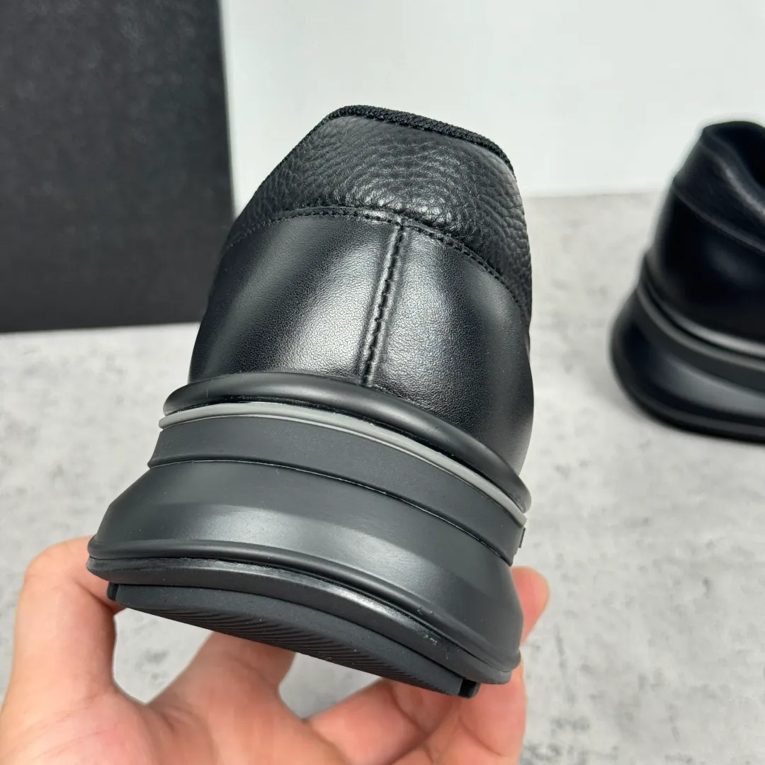 Batch 700 Prada/Prada men's matte leather thick-soled lightweight loafers! Casual fit, lightweight rubber sole slip-on driving shoes, matte calfskin wrapped around the entire upper, front body in pebbled calfskin/soft cloth, two styles available! Decorated with genuine leather buckle, front decorative details of PRADA silver letters, genuine leather feet, classic silver letter logo badge details, technical mesh lining, push-on opening and closing method, convenient and comfortable, cool and breathable! Paired with a lightweight, sporty functional thick sole, it is extremely comfortable on the feet and will not be tiring after long-term wear. It is available in multiple colors to meet different matching needs and comes with a complete package! Size: 39-40-41-42-43-44 Leather shoe size Item number: 2EE915 full leather black